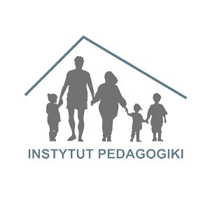 Logo - Rodzina 2+3 pod dwiema płaszczyznami symbolizującymi płaszczyzny dachu, pod spodem nazwa Instytut Pedagogiki